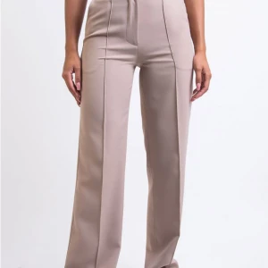 madlady kostymbyxor med stråveck - OBS: EJ NOPPRIGA. Storlek xs och längd 30, men dem är förkortade så att dem passar mig som är 154 cm, se bild. Färgen är i Nova Beige, som färgen på tredje bilden 😊 fråga gärna för fler bilder, kan fixa paketpris för kläder!