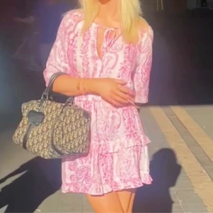 Sommarklänning - Vill kolla intresse! Superfin rosa klänning, perfekt nu i sommar. Från zara i stolek m, men är liten i storleken. Lägg prisförslag eller hör av er.  