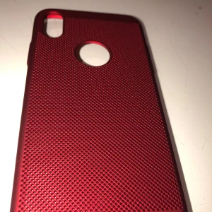 Colorfone iPhone X/Xs Skal Med Hål Röd - En ny slimskal till iPhone X S Max  Färg:Röd Kontakta mig om du undrar över något.