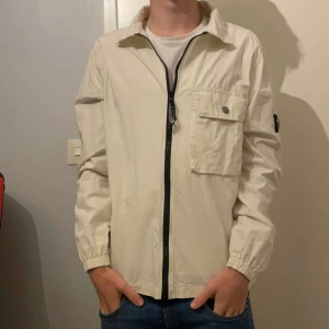 Lagency Tunn jacka  - En tunn jacka från lagency. Köpt på Thernlunds kommer inte riktigt ihåg för hur mycket men tror runt 2 000. Skicket är bra inga skador hör av er vid frågor. 