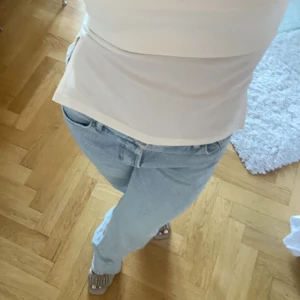 Jeans - Ljusa jeans med slits från Zara. Storlek 38