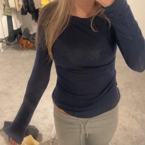 Intimissimi marinblå tröja  - Säljer nu denna sköna marinblåa tröjan från intimissimi, den är använd ett fåtal gånger men inget som märks💞
