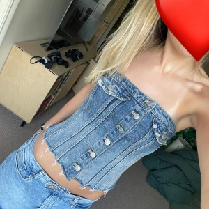 Zara jeans top - Supersnygg jeans top som passar med mycke i ny skick, pris är diskuterbart