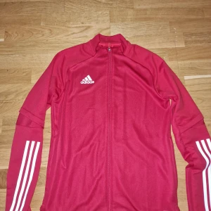 Adidas TräningsTröja - Säljer min snygga Röda Adidas träningströja, Skicket 9/10 använde den en gång då den inte passa mig, skriv gärna om du har nån fråga