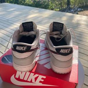 DUNK SE "JACKPOT" LOW (GS) - Det är ett par riktigt snygga som är köpta för 1 år sedan. Orsaken jag säljer dem är för att det har blivet för små för mig. De kommer med original snören och låda. De är i ett utmärkt skick och bara använd ett par gånger   Pris går att diskutera. 