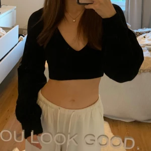 Stickad tröja - Kort svart stickad tröja från monki i xs