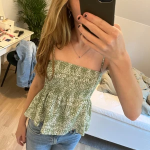 Gina tricot topp - En grön gina tricot top i storlek XS ❤️