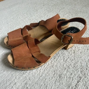 Sandaletter med klack  - Sandaletter/ träskor från Sweeks med låg klack!❤️ De är använda men i gott skick utan slutningar.  Storlek 40 men kan upplevas små i storlek så passar även 39-40.  Pris går att diskutera!❤️
