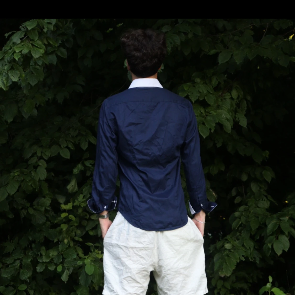 Blå skjorta med vita detaljer - 91