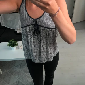 Topp - Storlek M men skulle säga att den är S/M. Använts mycket därför billigt pris!