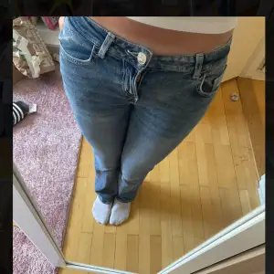 Supersnygga lågmidjade jeans från Hm, divided. De är lite för små för mig men satt jättebra förut. Liten defekt på bakfickan som syns på bild två men tycker det blir en snygg detalj. hör av dig för frågor eller funderingar eller fler bilder💕