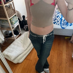 Brun Crop Top från Zara 💕 - Snygg crop top från Zara, storlek S men tajt passform. Väldigt fin crossover design i halsen. Tröjan är i bra skick, knappt använd. 💕💕