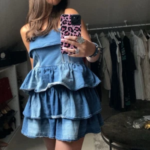 Unik volang jeans klänning!  - Så unik klänning! Med fina volanger! Klänningen är uppvikt vid brösten på bilden men går att vika ner! 💙