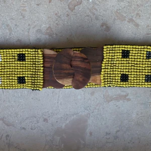 Handgjort pärlbälte med träspänne - Yellow beaded belt with wooden hook closure. Adds a pop of color to any outfit.   Best Fits S-M  *6 CM/ 2.4 IN Width  *70 CM/ 27.6 IN Length