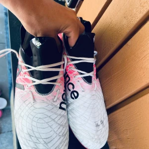 Footbolskor new balance  - Använd 7-8  gånger passar inte mig längre