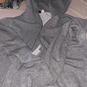 Zip up hoodie - Bara legat i garderoben så ganska ny och inte kommit till användning:)