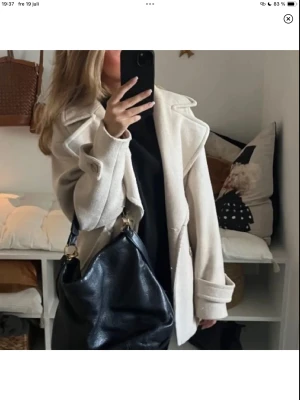 Beige kappa - Säljer en as snygg beige kappa, passar perfekt nu till hösten❤️köpte den på H&M för flera år sedan och den är nästintill oanvänd :)
