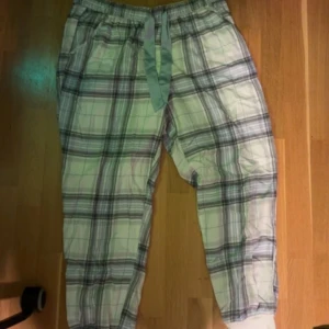 Pyjamasbyxor  - Pyjamasbyxor från hollister, de är små i storleken och rätt korta i benen. Fickor på sidorna. 