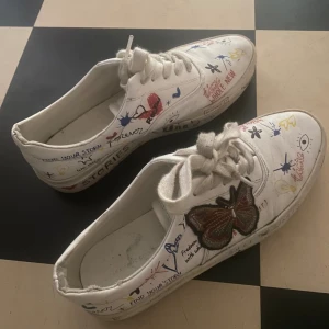 sneakers  - säljer dessa sjukt coola sneakers ifrån zara då de längre inte kommer till användning.  Tvättas självfallet innan leverans🔥🔥