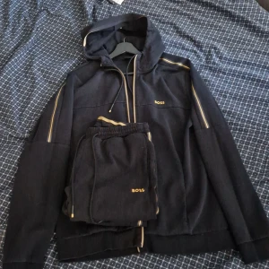 Boss tracksuit  - Boss kofta strl L byxor strl M knappt använda pga saknad dragkedja inget som inte går att fixa men bortsett från detta är den i fint skick pris kan diskuteras 