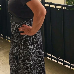 Omlottkjol  - Anv ca 2-3 gånger  Jag är M i storlek men denna är XL och passar då man kan dra åt med banden  Längre på sidorna (jag är 1.60 lång).  Blå/ vit - prickig 