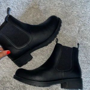 Boots  - Ett par svarta låga boots, använda 1 gång så är i väldigt fint skick.