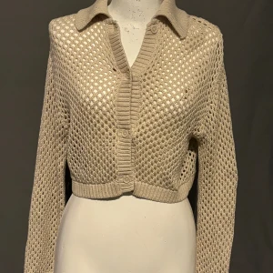 Crochet tröja - Färgen är mer som på andra bilden, ribbad krage. Står XSS men skulle mer säga en M