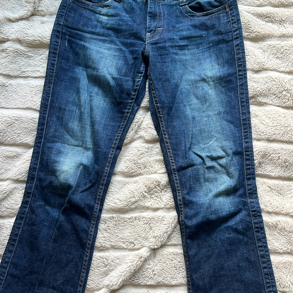 Jättesnygga Jeans ifr ck, stl 6 och skulle säga att de motsvarar 36 och passar någon mellan 165-175 💓 med en bootcut/rak modell. Jeans & Byxor.