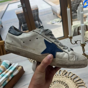 Golden Goose skor - Ett par riktigt feta golden goose som jag har använt dem senast 3-4 månaderna. Skorna är i hyfsat skick det ska också tvättas innan köp. Som ni ser på tredje bilden är det en liten defekt men det märks inte alls och går nog att fixa. Box medföljer.👍🏽💯