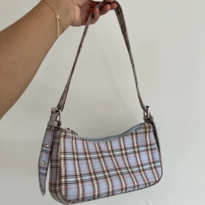 Handväska  - Snygg handväska från Pull&Bear! Säljer pga att den inte längre är i min stil. Är i gott skick