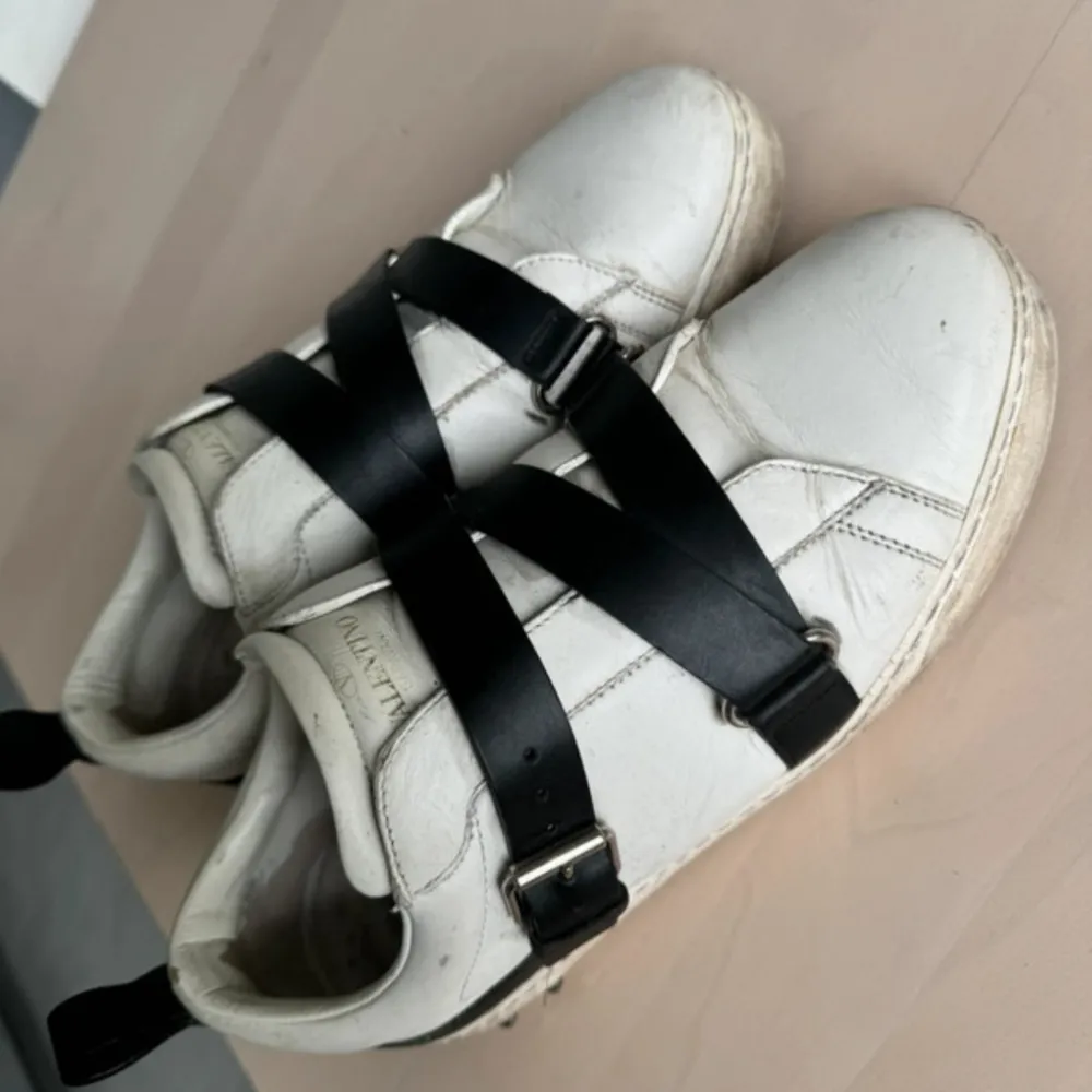 Läder sneakers från Valentino med fräcka detaljer i storlek 38!. Skor.