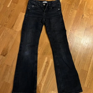 Lågmidjade jeans - Svarta lågmidjade jeans från Gina tricot. Använt ganska ofta men inte så att de syns.