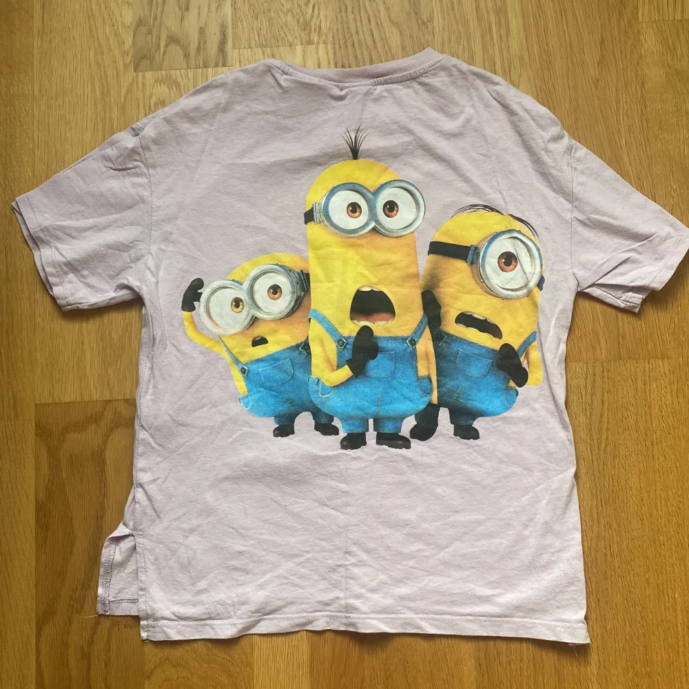 Har växt ur min t-shirt med minioner. Inköpt på Zara.. T-shirts.