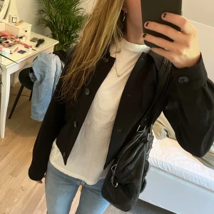 Svart kort kappa - En svart kort kappa från amisu som aldrig använts i storlek xs/s