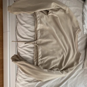 Tjocktröja Noisy May - Tjockröja ifrån noisy may i strl S Band längst ner så att man kan spänna tröjan om man vill ha den kortare och sedan bara att stoppa in banden Pris kan diskuteras  Fint skick och tvättas självklart innan den skickas