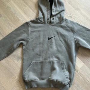Grå hoodie  - En grå hoodie från Nike i superbra skick! Priset kan diskuteras vid intresse 💓 Lite liten i storleken är den!💗