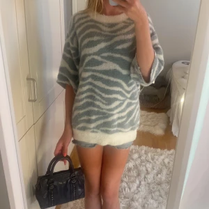 stickad t shirt  - nu säljer jag denna megacoola och snygga fluffiga t shirten från lindex!! Den är aldrig använd men har avklippta ärmar 💘💘 