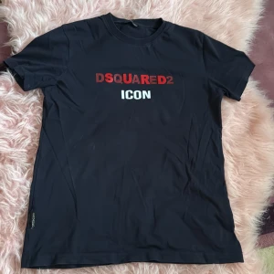 Dsquared2 tshirt - Väldigt bra skick, använd få gånger utan några skador, pris kand diskuteras vid snabb affär