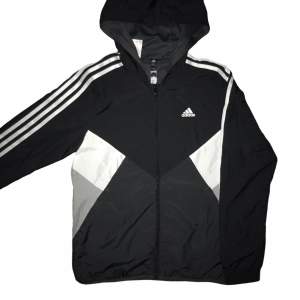 Jätte snygg Adidas VindJacka perfekt för augusti Skick: Mycket Bra Färg: Svart, Grå, Vit Storlek: M