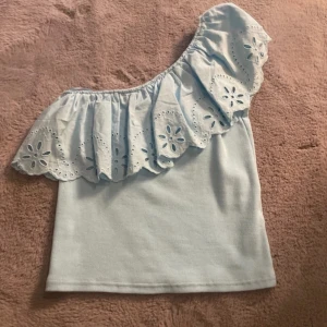 volang topp - första bilden är tagen av den jag köpte av, säljer den här jätte fina sido toppen från zara som jag inte tror går att köpa längre, säljer pågrund av att den inte kommer till användning!🥰 storlek 152 men är som XS och S