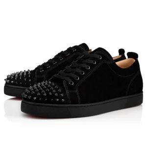 Louboutins  - Svarta louboutins med spikes. Jätte fräscha, säljer då det inte faller mig i smaken längre. Vill bli av med dem så fort som möjligt därav priset. Skriv privat för mer bilder. Äkta! 