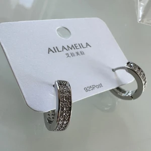 Örhängen  - En vacker klassisk serie som skiner och glittrar✨ . Du bär dessa fina örhängen både till vardag och fest och är också en fin och uppskattad present