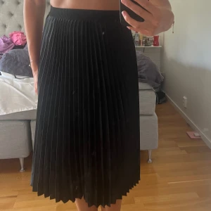 Vofflad kjol - Superfin kjol i siden liknande matrial