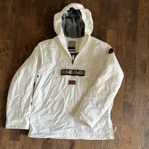 Napapijri jacka  - Fodrad Napapijri-jacka i använt men gott skick. Har några små gulnade delar som säkert går bort efter tvätt (se bild).