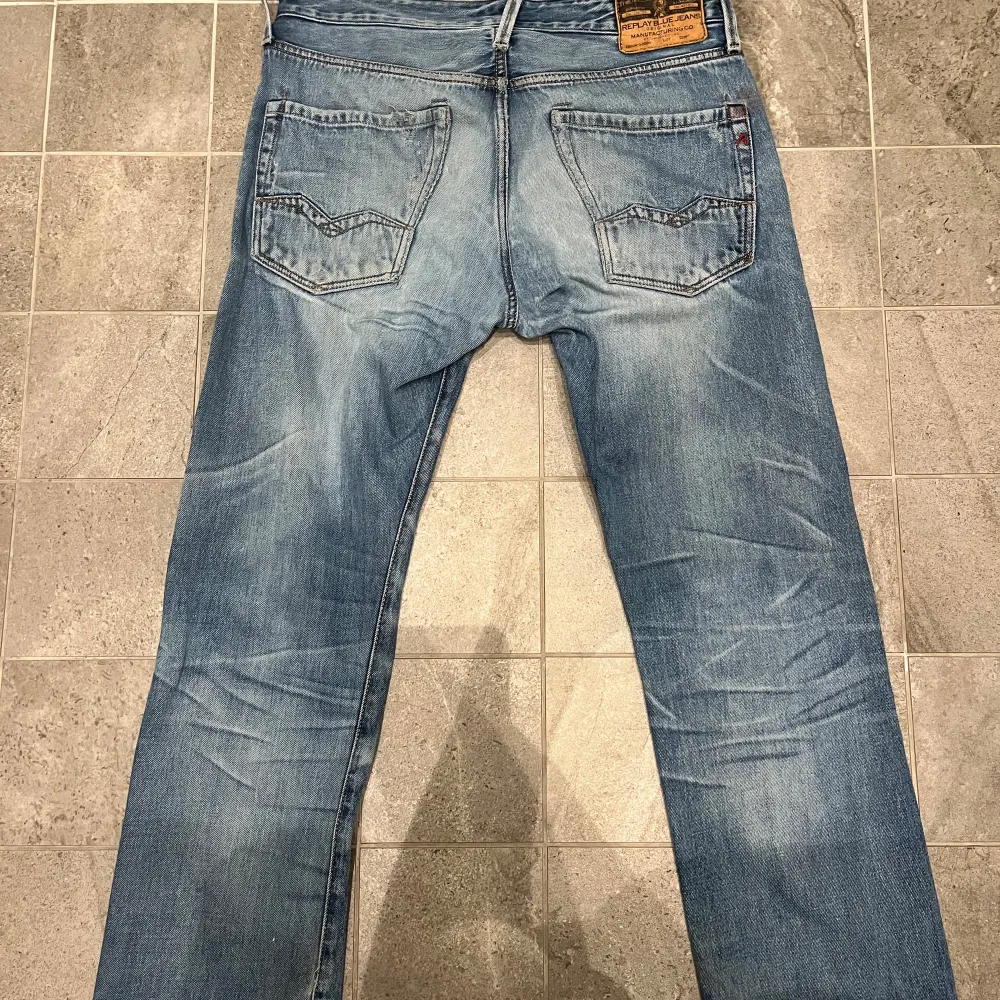 Säljer dessa Replay Jeans i storlek W33/L34. De är relativt slitna och har defekter som små hål på framsidan och en liten, svag röd fläck på höger bakficka(syns knappt), därav priset. . Jeans & Byxor.