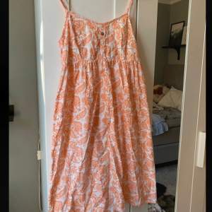 Säljer denna söta sommar klänning!💖Använd men i fint skick!⚡️💖 Glöm inte kika in min profil för fler somriga klänningar!💜💘