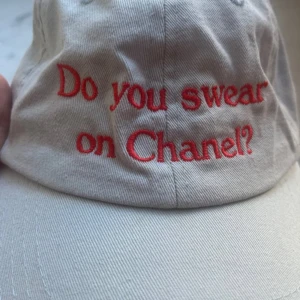 HOBNOB keps sex and the city citat ”do you swear on Chanel” - Bra men använt skick, lite missfärgning insida men inga skavanker på utsidan! Tvättad.   Limited edition svår att få tag på!