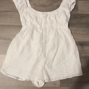 Playsuit från FashionNova  - Aldrig använd playsuit från FashionNova. Superfin och charmig💗