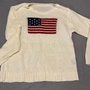 Stickad kofta💗 - Säljer denna fina stickade kofta då den blivit för liten för mig och inte använder längre. Jättefin och inga skador💗