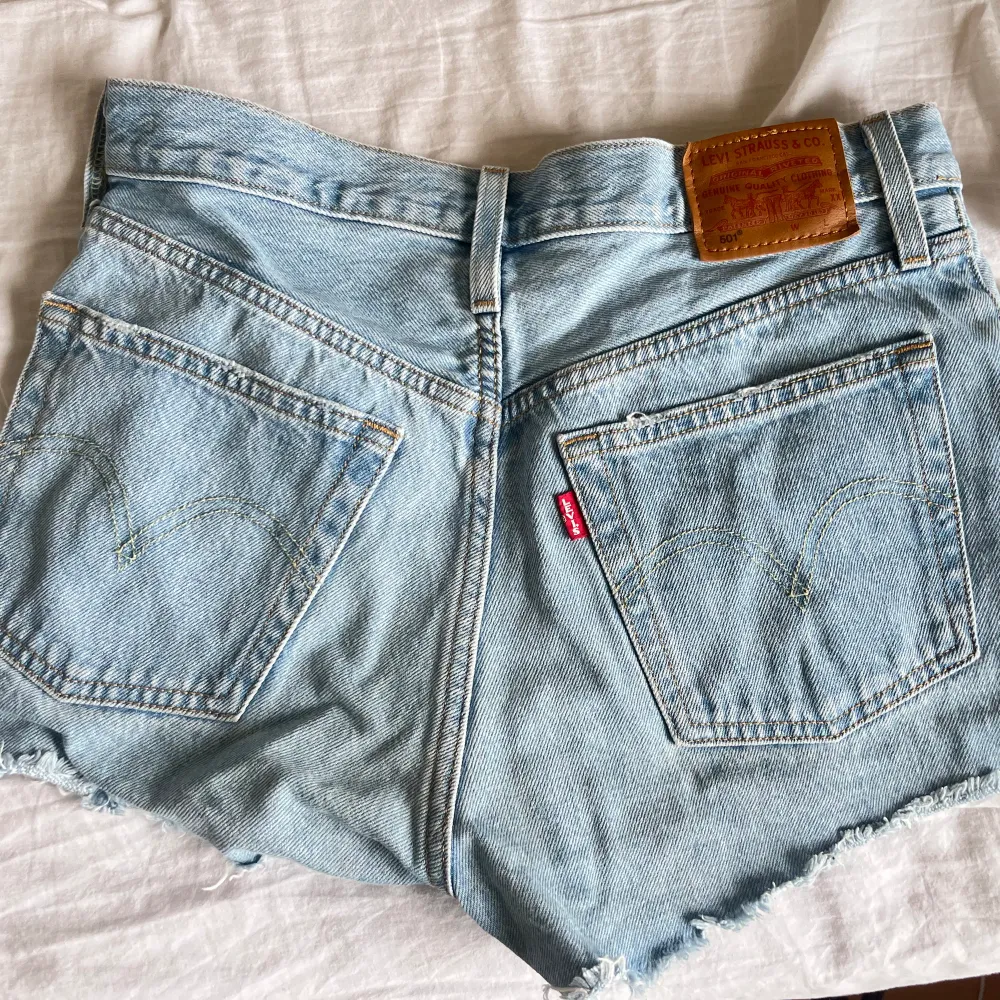Säljer blåa jeansshorts i fint skick!!💕💕. Shorts.